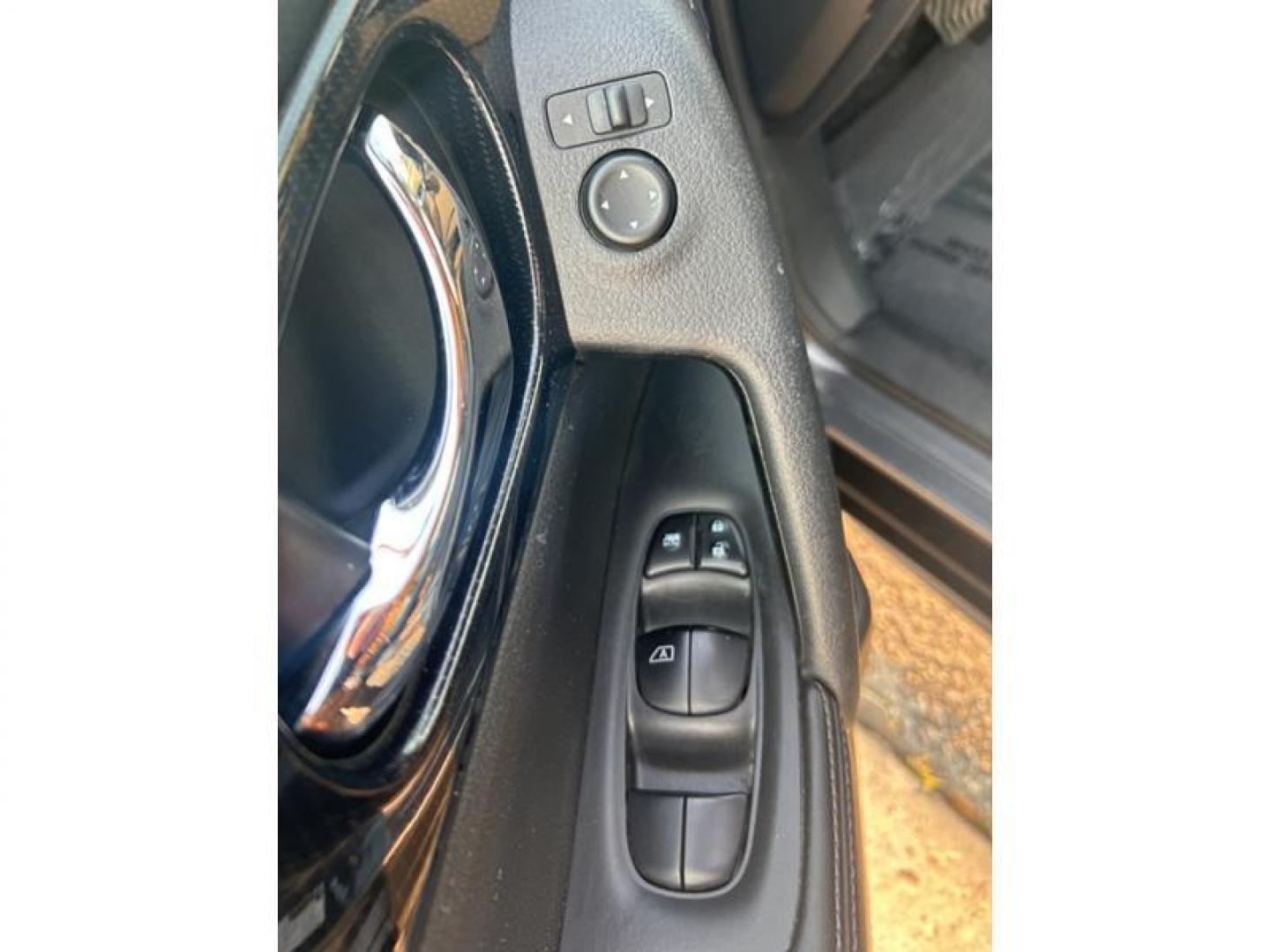 2019 gray Nissan Rogue SL (5N1AT2MV7KC) with an 4 Cyl, 2.5L engine, Automatic transmission, located at 3030 CY Ave, Casper, WY, 82604, (307) 265-3830, 42.827816, -106.357483 - Photo#12