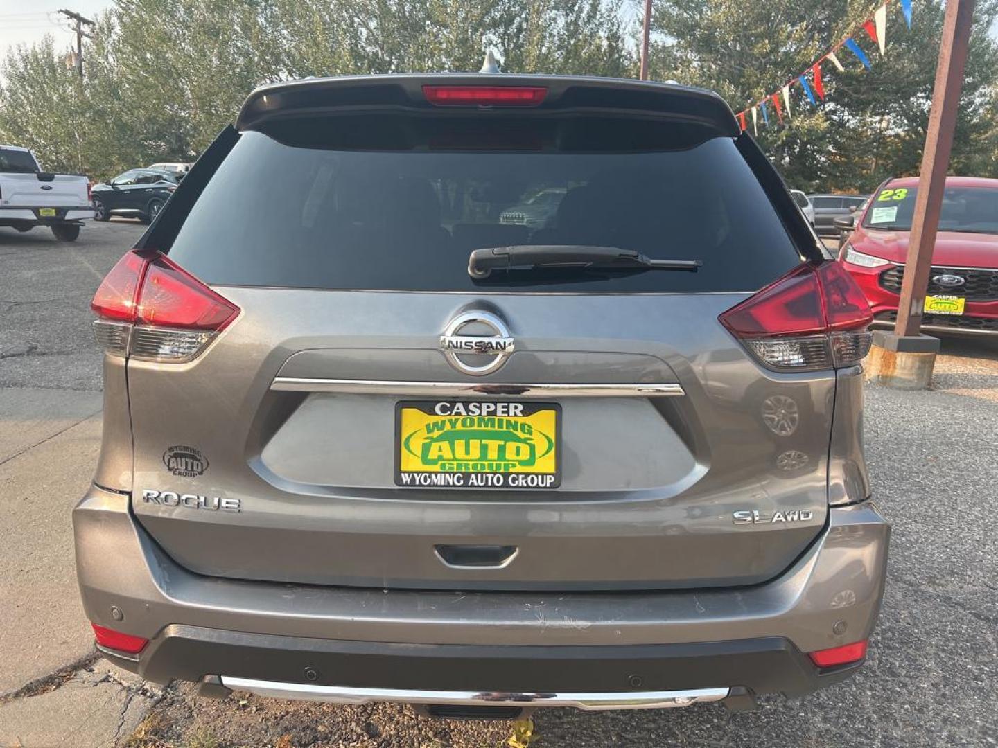 2019 gray Nissan Rogue SL (5N1AT2MV7KC) with an 4 Cyl, 2.5L engine, Automatic transmission, located at 3030 CY Ave, Casper, WY, 82604, (307) 265-3830, 42.827816, -106.357483 - Photo#4