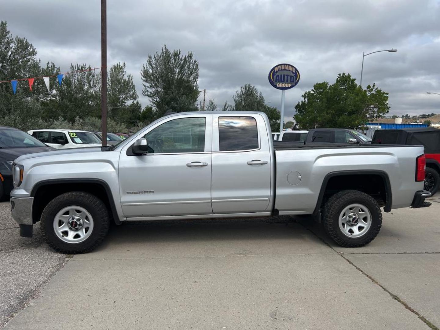 2018 Silver GMC Sierra SLE (1GTV2MEC1JZ) with an V8, 5.3L engine, Automatic transmission, located at 3030 CY Ave, Casper, WY, 82604, (307) 265-3830, 42.827816, -106.357483 - Discover the power and reliability of the 2018 GMC Sierra 1500 SLE at our dealership. This pickup features a V8, 5.3L engine paired with 4WD, ensuring you can tackle any terrain with confidence. The Sierra 1500 SLE is designed to offer both performance and comfort, making it an ideal choice for both - Photo#0