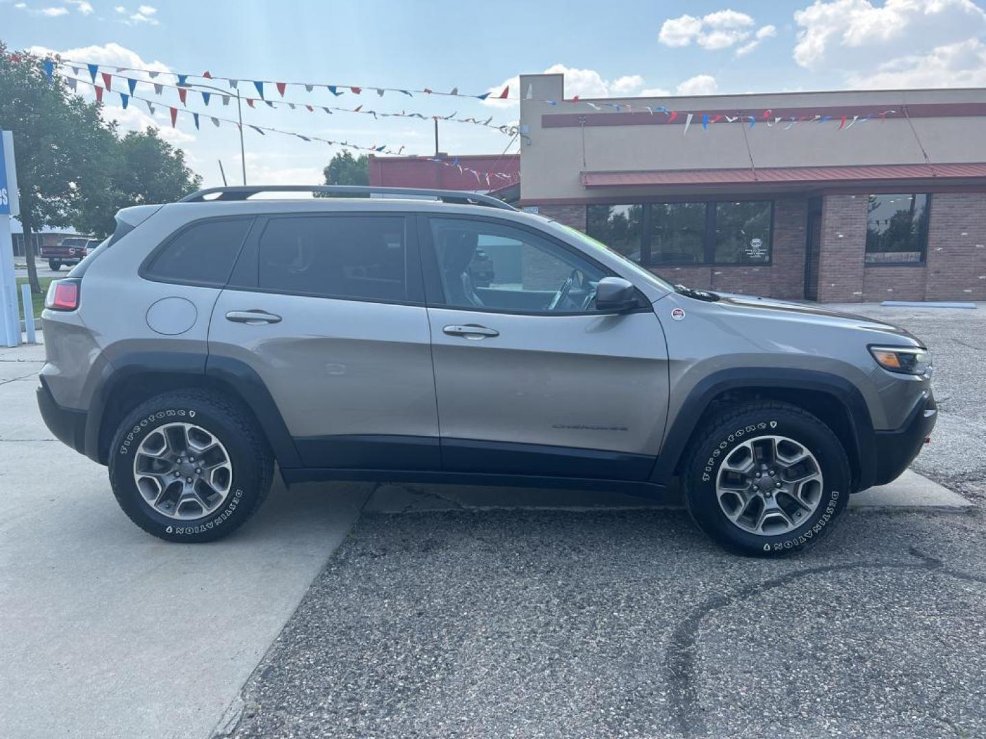 2020 Gray Jeep Cherokee Trailhawk (1C4PJMBXXLD) with an V6, 3.2L engine, Automatic transmission, located at 3030 CY Ave, Casper, WY, 82604, (307) 265-3830, 42.827816, -106.357483 - Discover the versatility of the 2020 Jeep Cherokee Trailhawk, a vehicle engineered to conquer both city streets and off-road trails with equal prowess. This well-maintained model features a potent V6, 3.2L engine that delivers a balanced blend of power and efficiency, ensuring a responsive and dynam - Photo#4