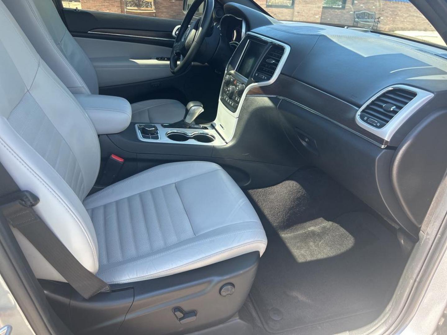 2018 Silver Jeep Grand Cherokee Limited (1C4RJFBG4JC) with an V6, 3.6L engine, Automatic transmission, located at 3030 CY Ave, Casper, WY, 82604, (307) 265-3830, 42.827816, -106.357483 - Photo#9