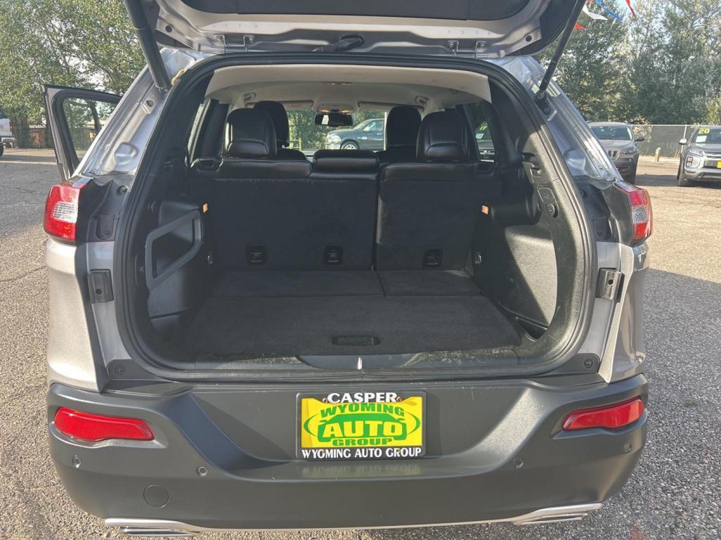 2018 silver Jeep Cherokee Limited (1C4PJMDX5JD) with an V6, 3.2L engine, Automatic transmission, located at 3030 CY Ave, Casper, WY, 82604, (307) 265-3830, 42.827816, -106.357483 - Discover the exceptional blend of style, capability, and advanced technology with this 2018 Jeep Cherokee Limited, a perfect choice for those seeking a reliable and versatile SUV. Equipped with a robust 3.2L V6 engine and 4WD, this Cherokee delivers impressive power and handling, ensuring a smooth a - Photo#7