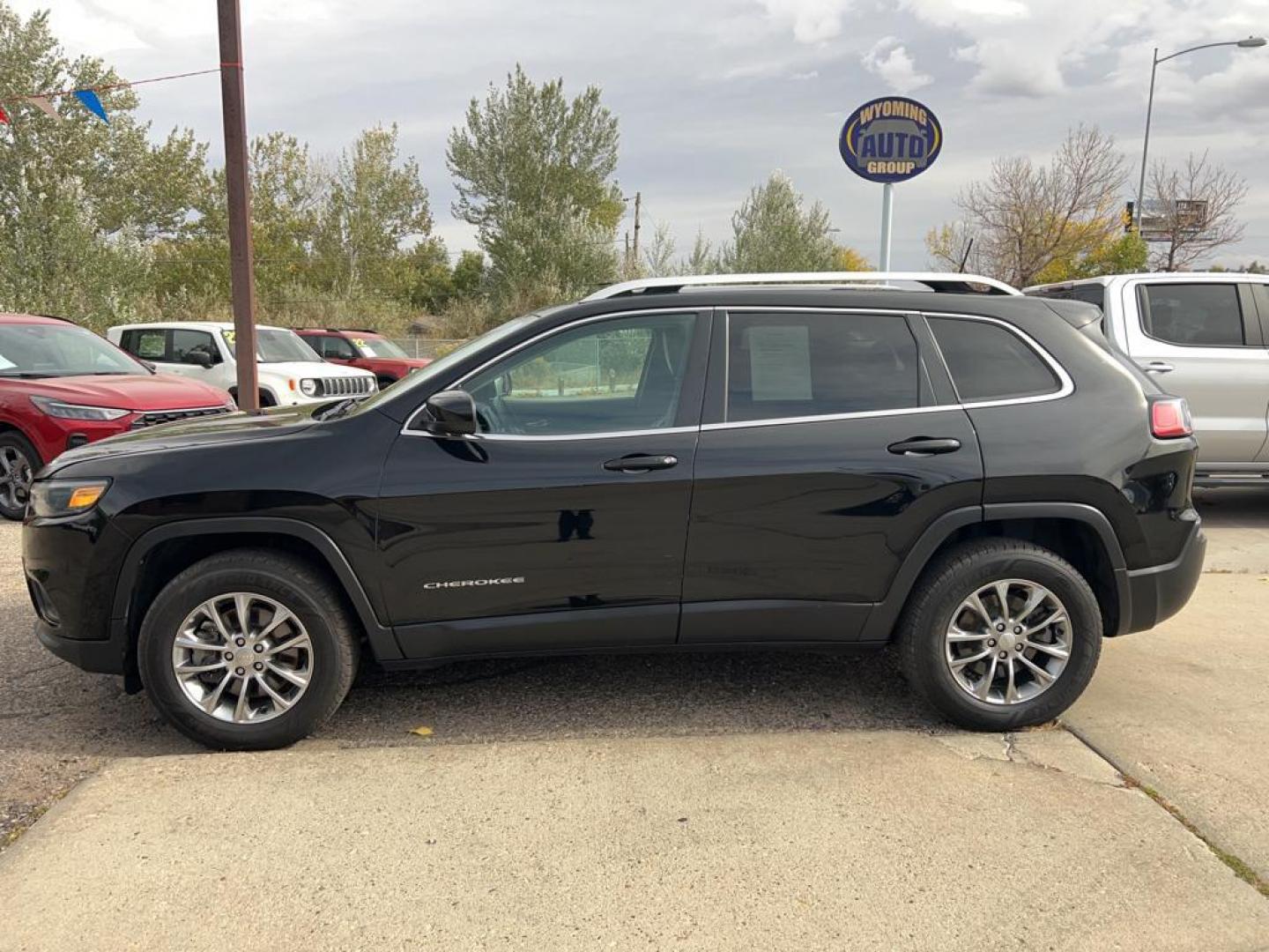 2019 gray Jeep Cherokee sv (1C4PJMLB6KD) with an 4 Cyl, 2.4L engine, Automatic transmission, located at 3030 CY Ave, Casper, WY, 82604, (307) 265-3830, 42.827816, -106.357483 - Photo#0