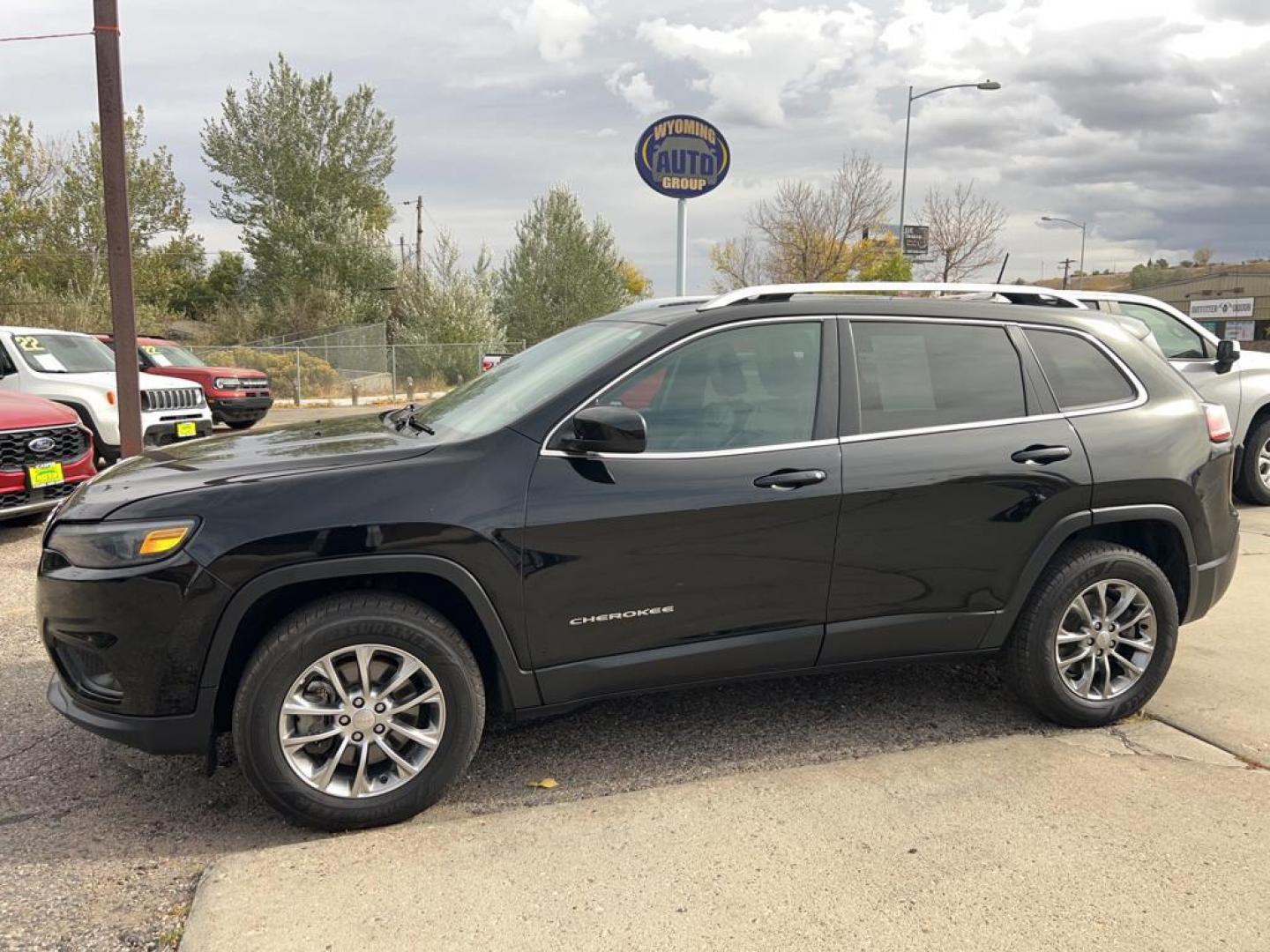 2019 gray Jeep Cherokee sv (1C4PJMLB6KD) with an 4 Cyl, 2.4L engine, Automatic transmission, located at 3030 CY Ave, Casper, WY, 82604, (307) 265-3830, 42.827816, -106.357483 - Photo#1