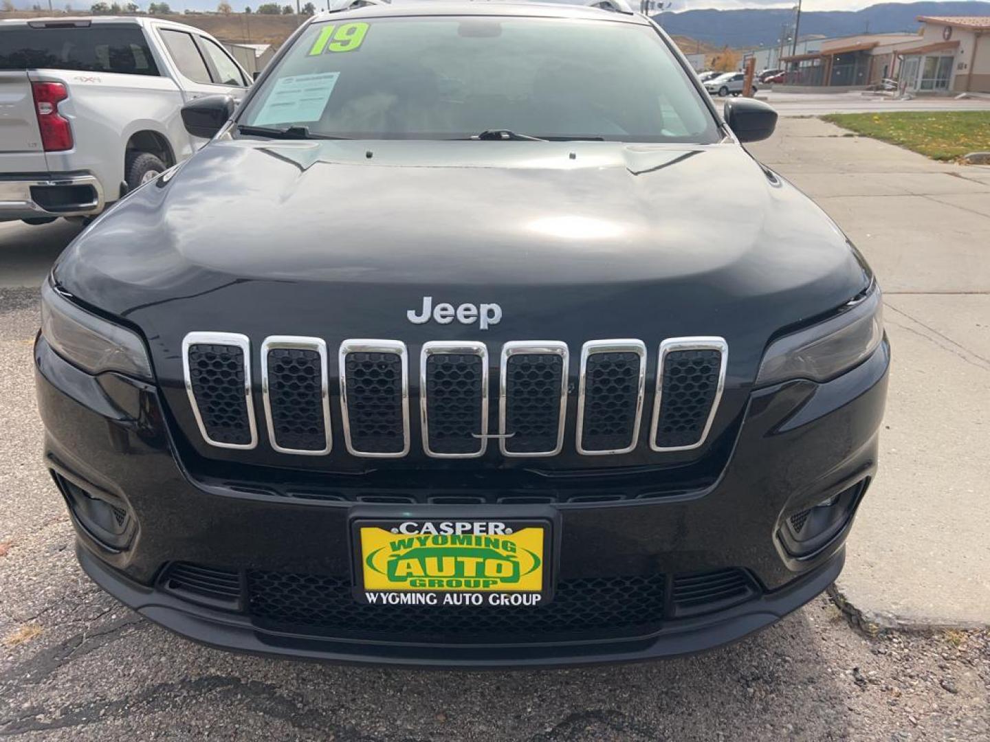 2019 gray Jeep Cherokee sv (1C4PJMLB6KD) with an 4 Cyl, 2.4L engine, Automatic transmission, located at 3030 CY Ave, Casper, WY, 82604, (307) 265-3830, 42.827816, -106.357483 - Photo#2