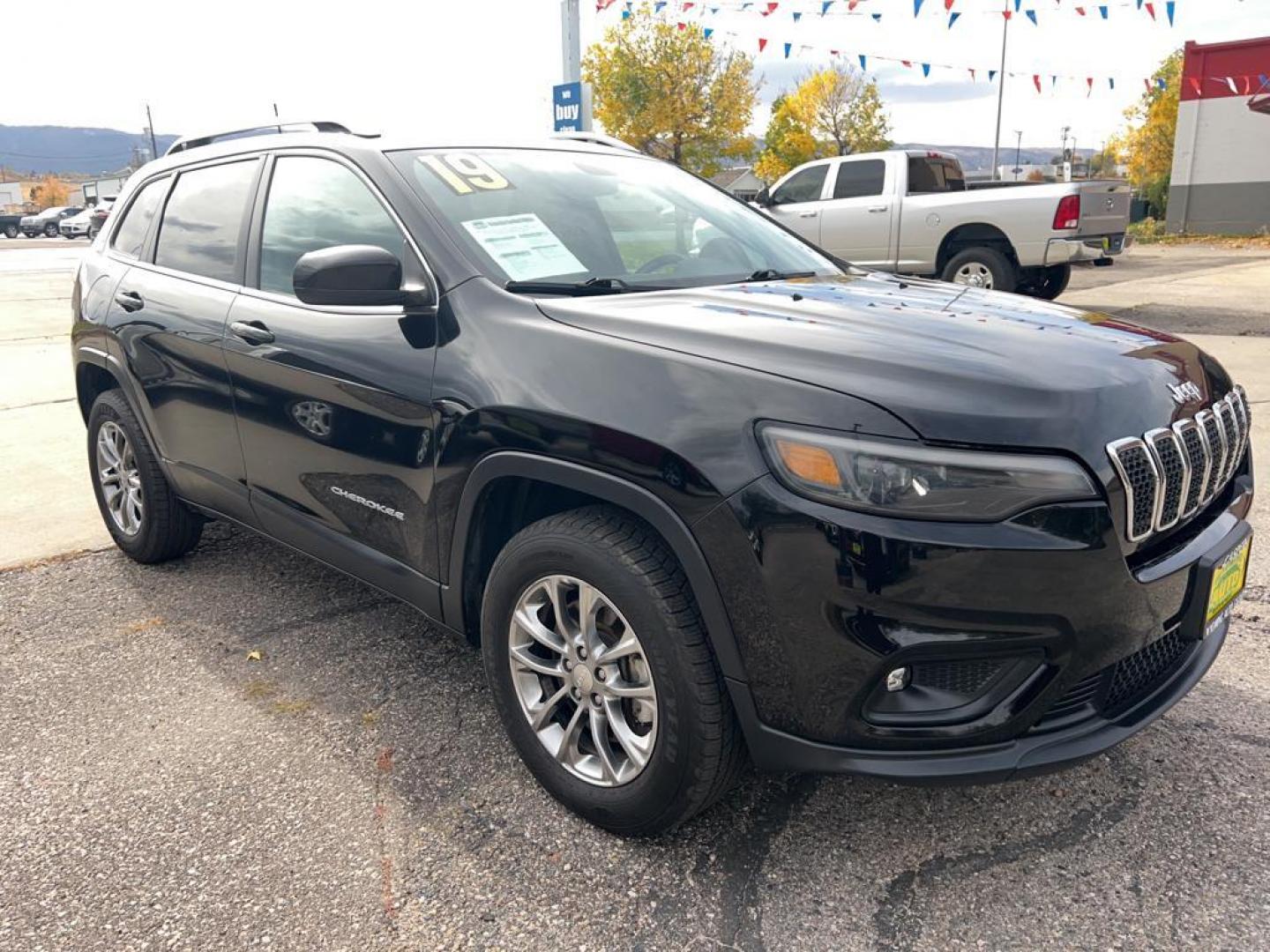 2019 gray Jeep Cherokee sv (1C4PJMLB6KD) with an 4 Cyl, 2.4L engine, Automatic transmission, located at 3030 CY Ave, Casper, WY, 82604, (307) 265-3830, 42.827816, -106.357483 - Photo#3