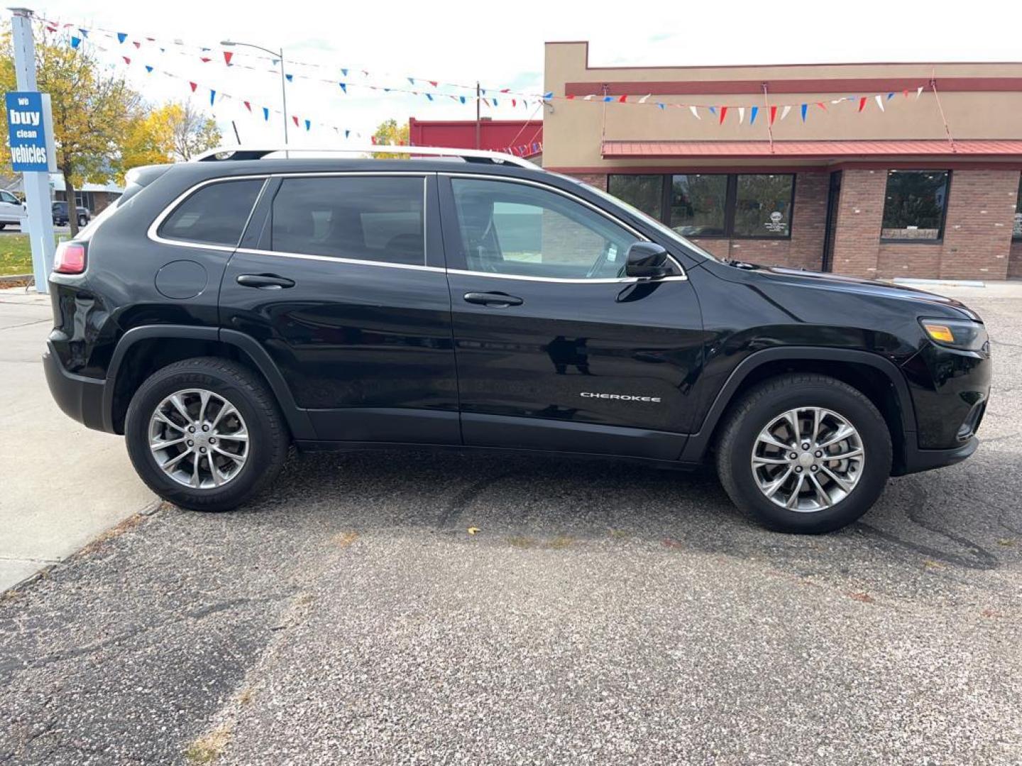 2019 gray Jeep Cherokee sv (1C4PJMLB6KD) with an 4 Cyl, 2.4L engine, Automatic transmission, located at 3030 CY Ave, Casper, WY, 82604, (307) 265-3830, 42.827816, -106.357483 - Photo#4